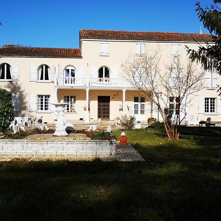 Le Clos Des Cedres B&B La Rochefoucauld Dış mekan fotoğraf