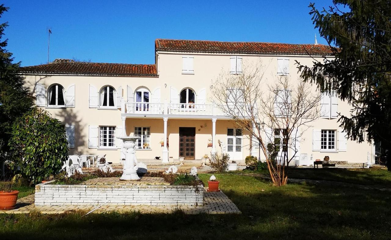 Le Clos Des Cedres B&B La Rochefoucauld Dış mekan fotoğraf